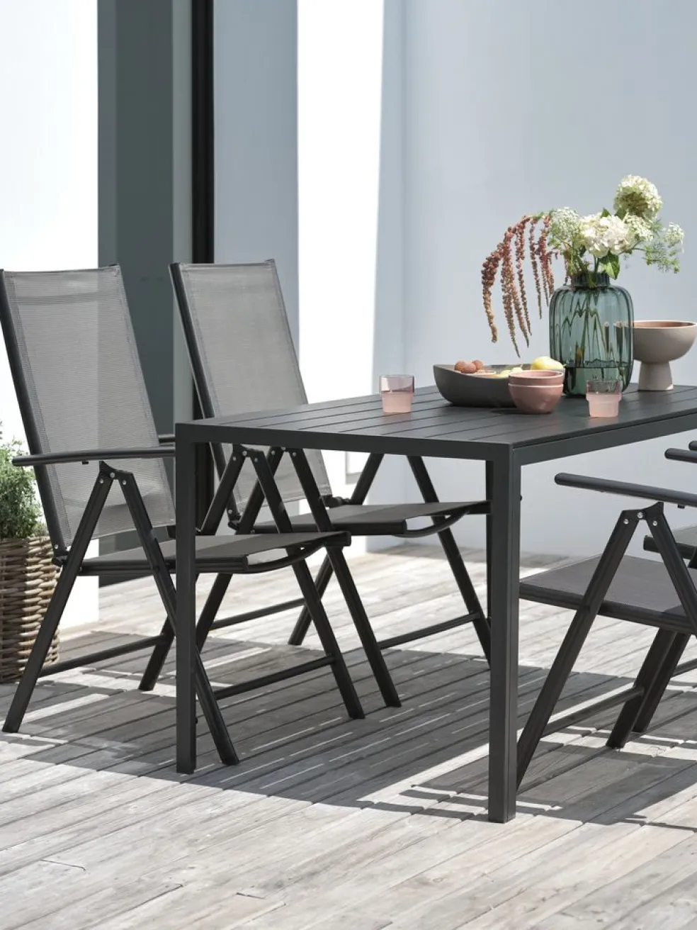 JERSORE + MELLBYJERSORE L140 table + 4 MELLBY chaises noir