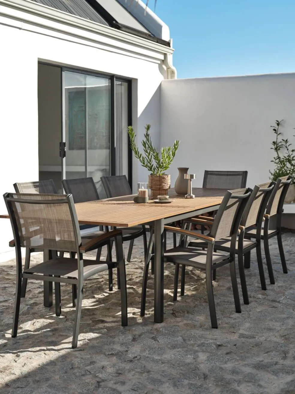 ULBJERG + SIRDALULBJERG L214/297 table eucalyptus + 4 SIRDAL chaises gris