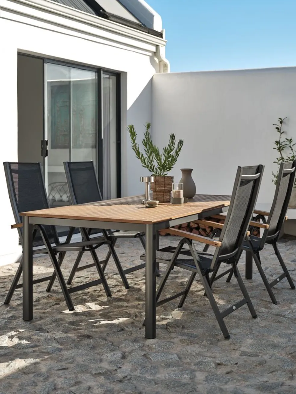 ULBJERG + SIRDALULBJERG L214/297 table eucalyptus + 4 SIRDAL chaises gris